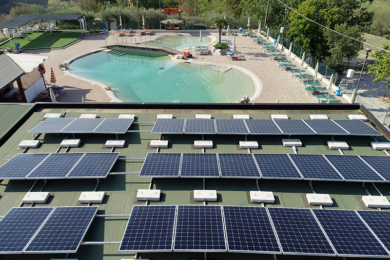 Vista dall'alto dell'impianto fotovoltaico per ristorante La Quercia di Fano